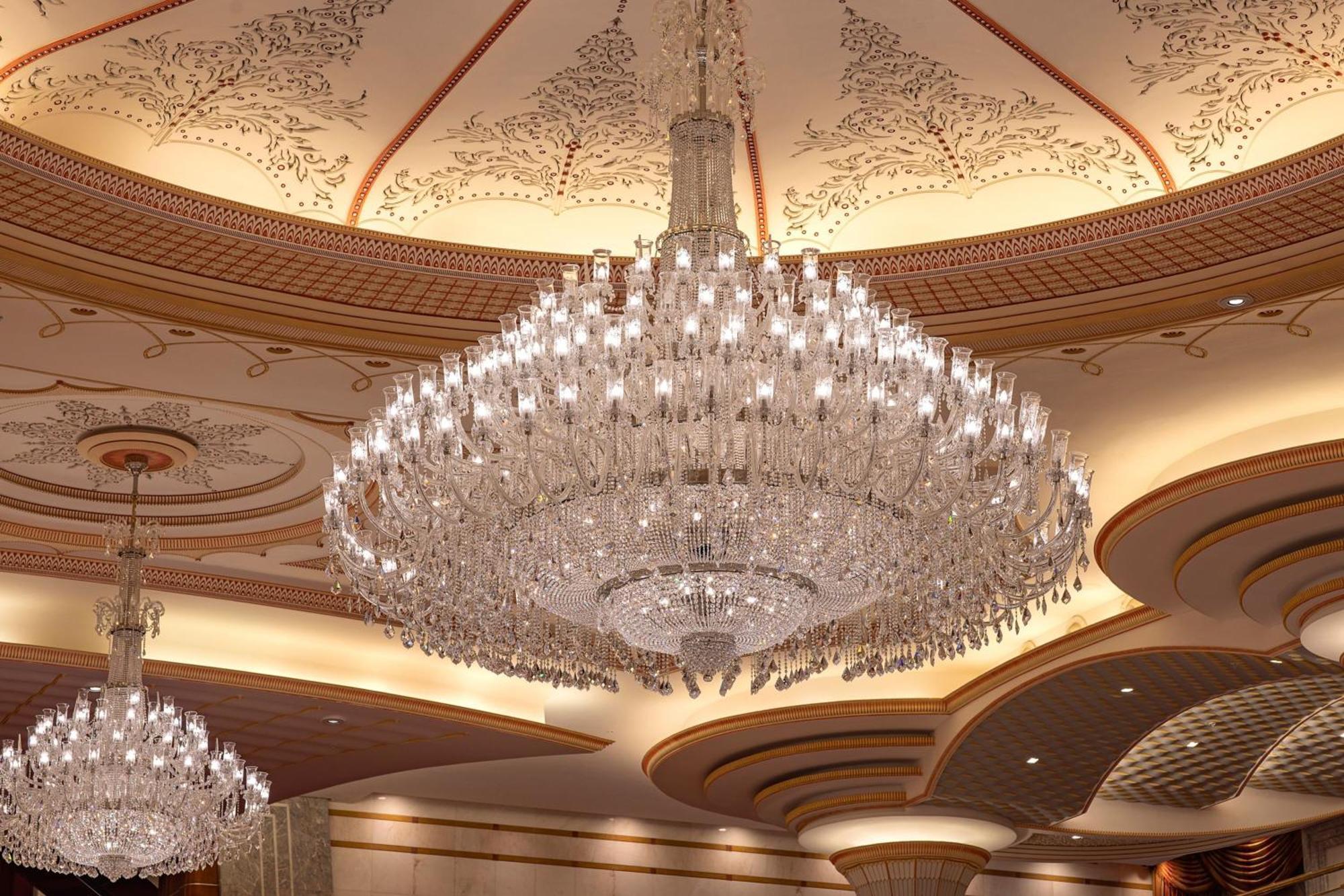 فندق ريتز كارلتون جدة المظهر الخارجي الصورة A chandelier