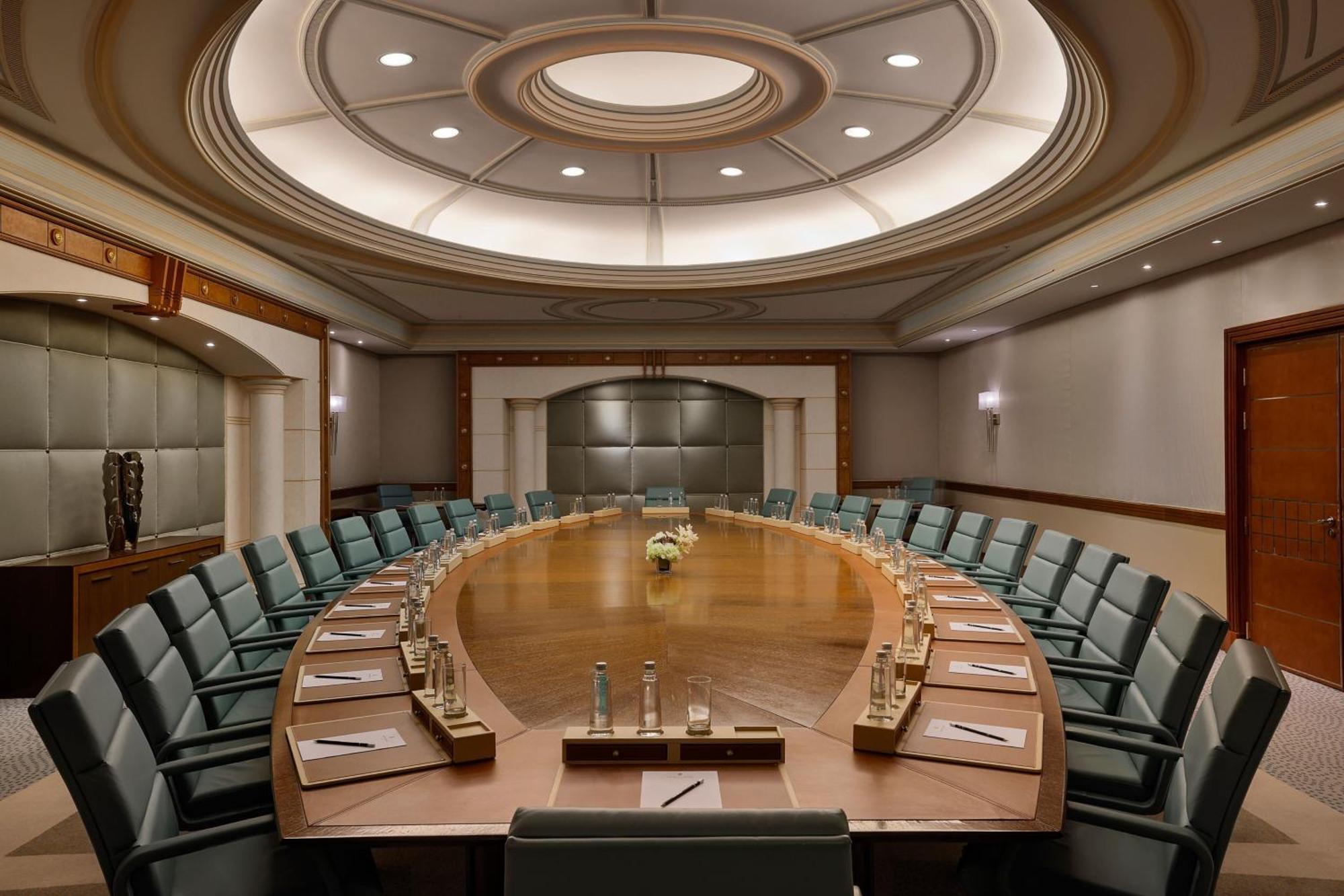 فندق ريتز كارلتون جدة المظهر الخارجي الصورة The meeting room of the Executive Board